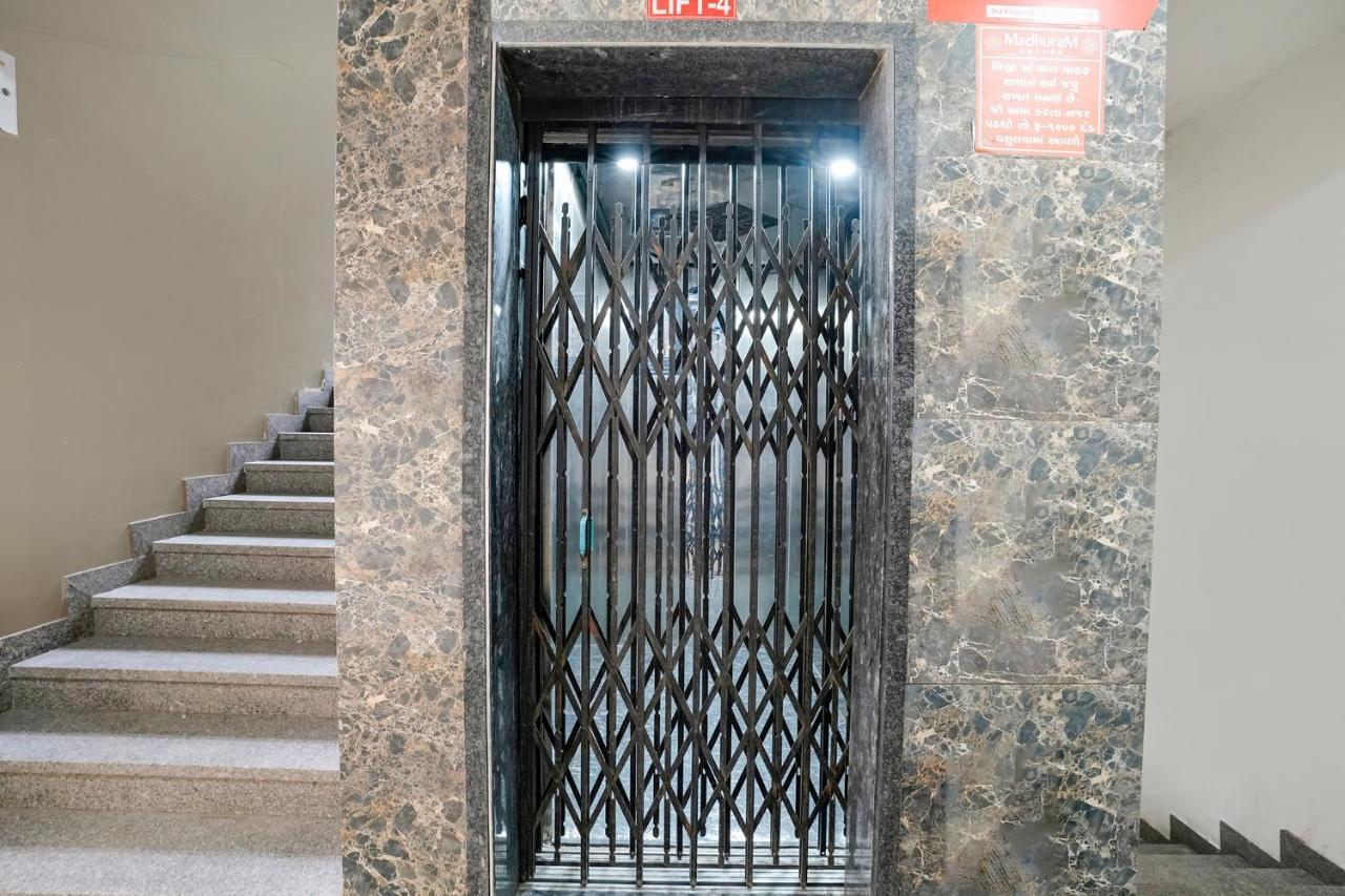 Fabexpress Blue Stone Hotel Surate Exterior foto