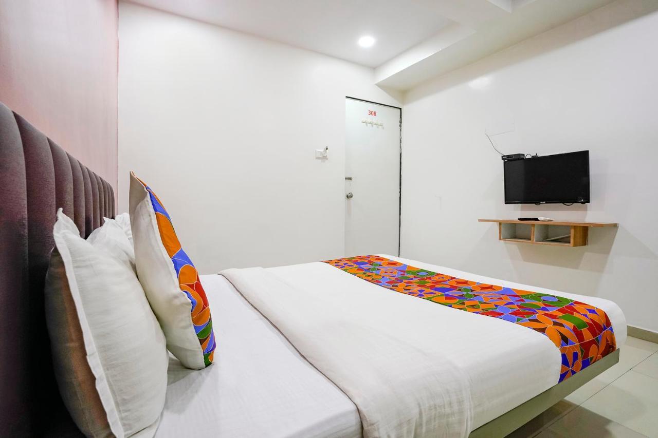 Fabexpress Blue Stone Hotel Surate Exterior foto